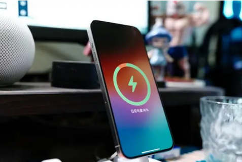 方城苹果15换屏服务分享用什么充电器给iPhone15充电更好 